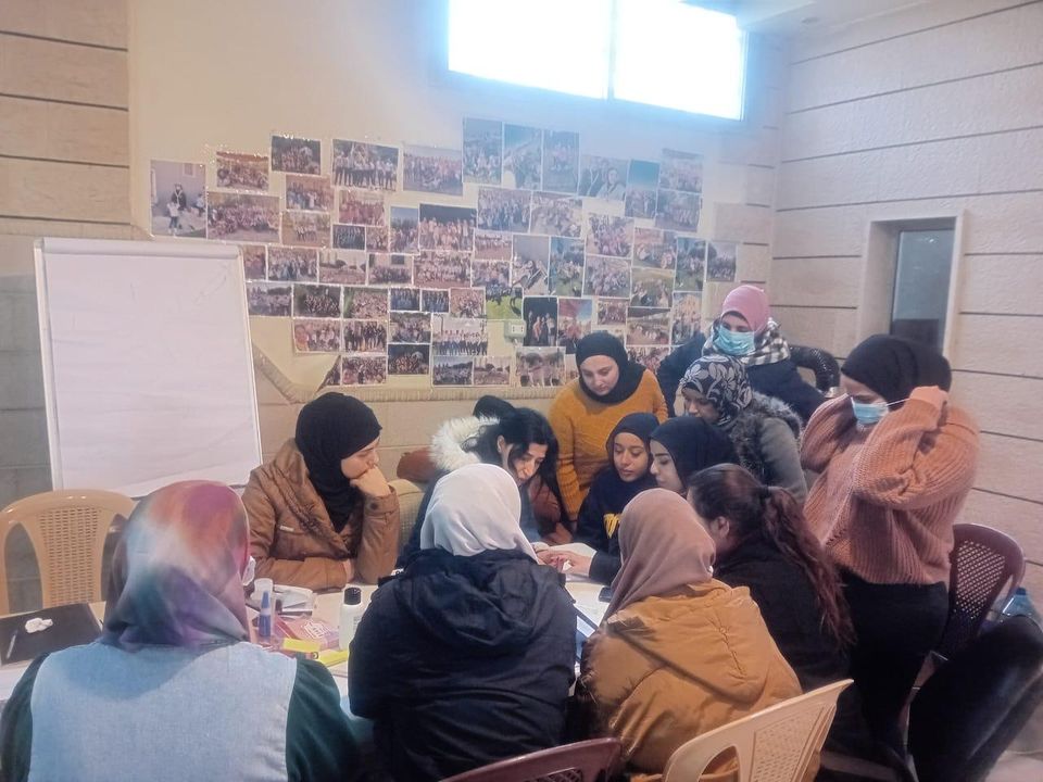 جلسة جماعية في دورة العناية بالأظافر حول طاولات التدريب