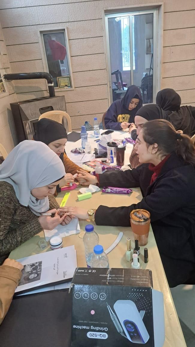 طاولات التدريب بأدواتها ومستلزماتها خلال دورة العناية بالأظافر